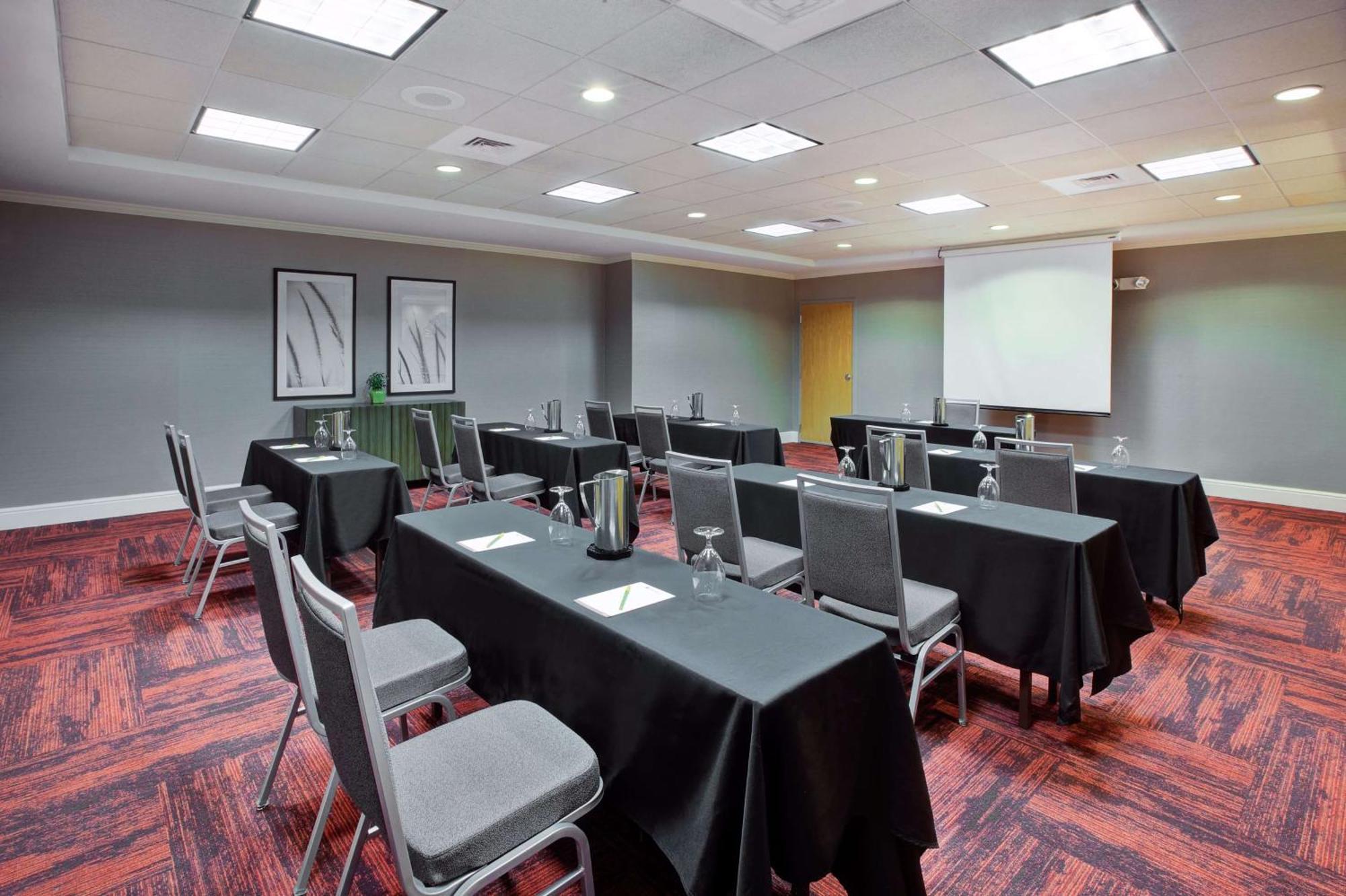 Hilton Garden Hotel 3*